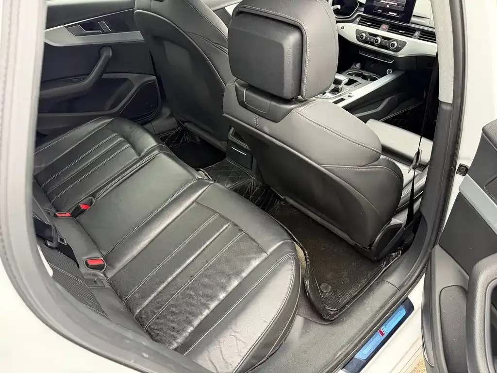 Audi A4L 2023 из CN, фото 9