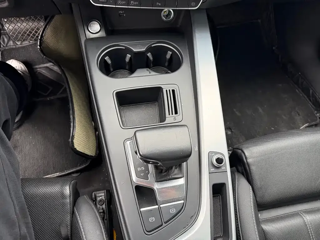 Audi A4L 2023 из CN, фото 6