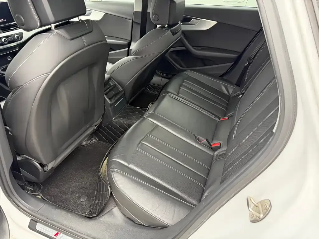 Audi A4L 2023 из CN, фото 2
