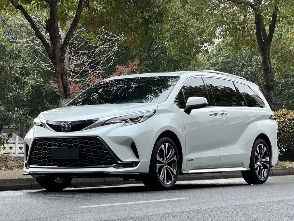 Toyota Granvia — фото 1