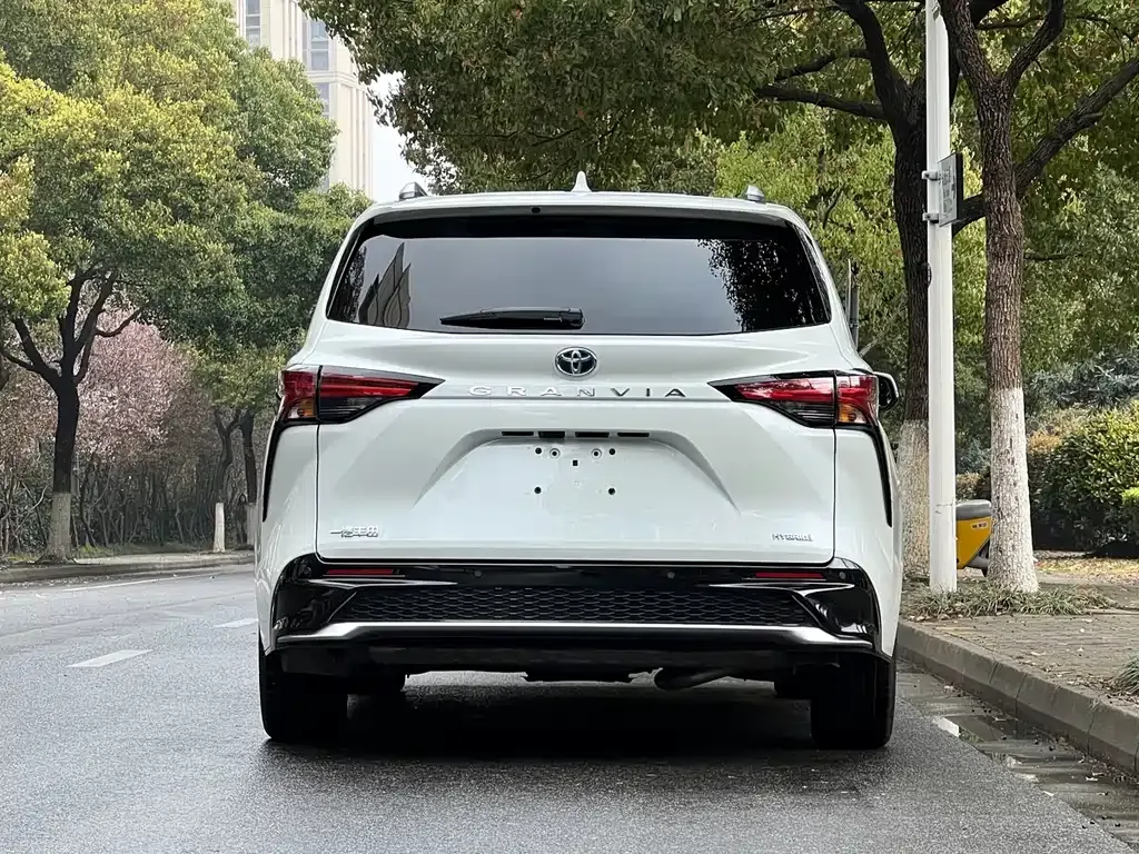 Toyota Granvia — фото 7