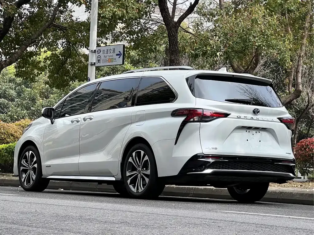 Toyota Granvia — фото 10