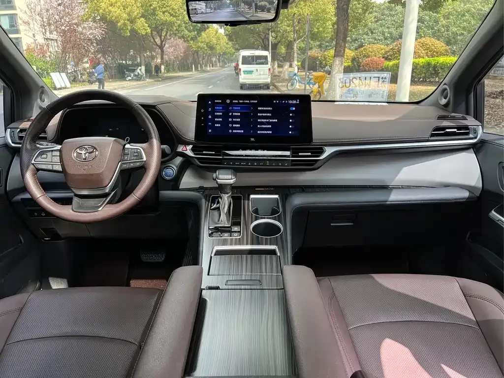 Toyota Granvia — фото 4