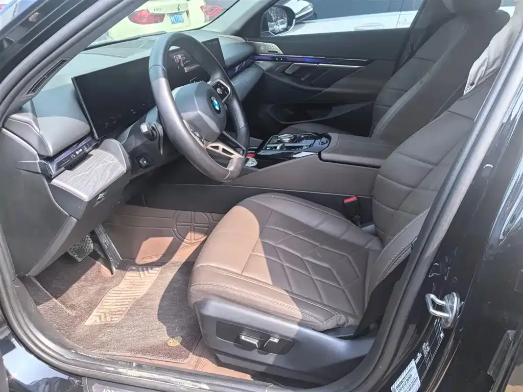 BMW 5 Series 2025 из CN, фото 4