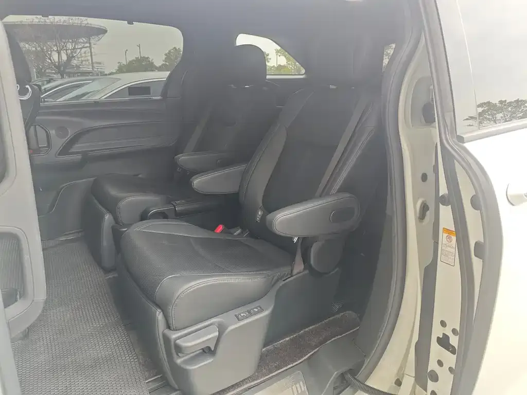 Toyota Sienna 2022 из CN, фото 6