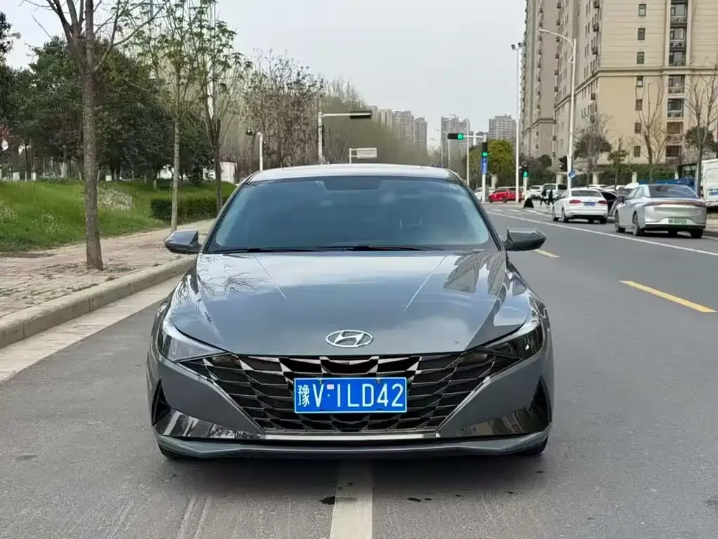 Hyundai Elantra — фото 1