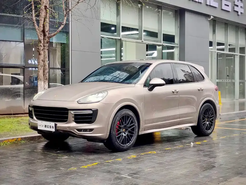Porsche Cayenne — фото 1