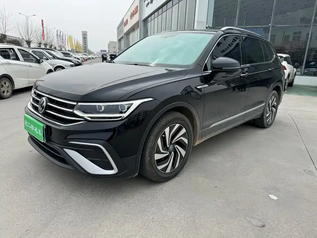 Volkswagen Tiguan L — фото 1