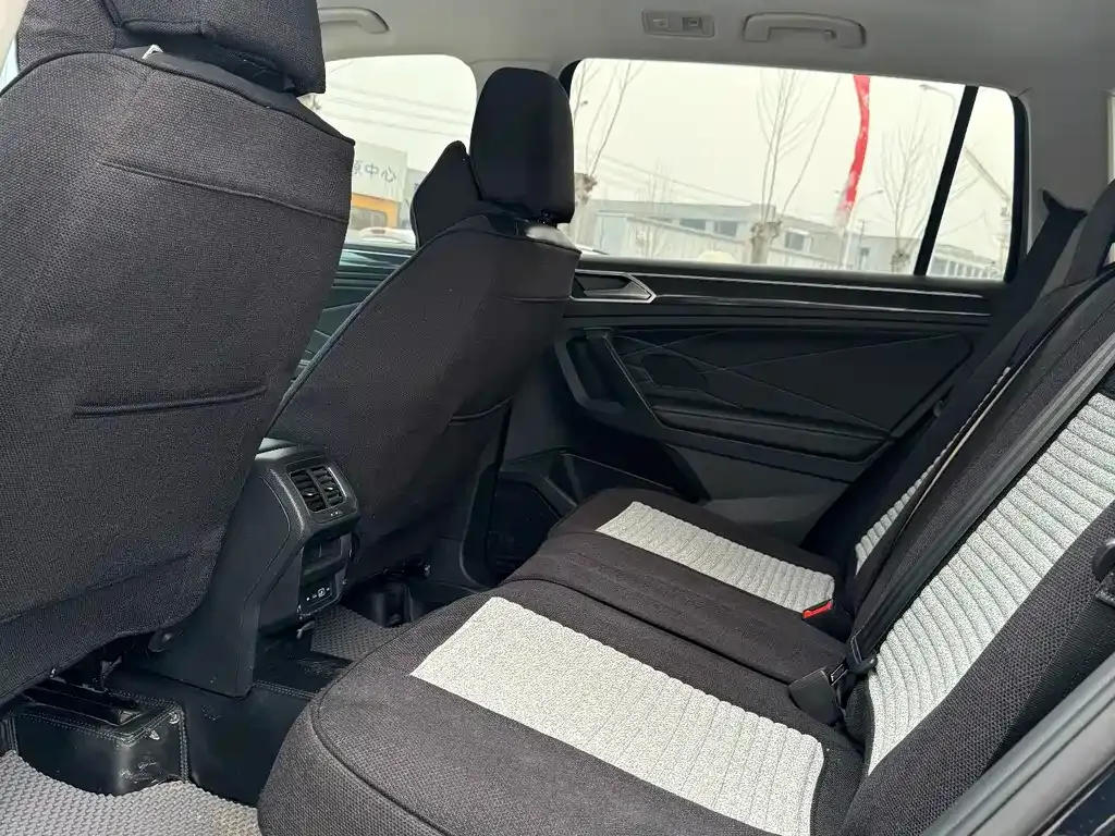 Volkswagen Tiguan L — фото 6