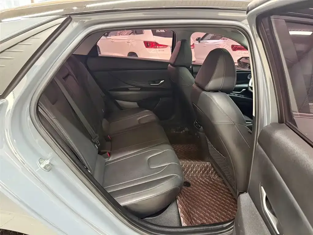 Hyundai Elantra — фото 3
