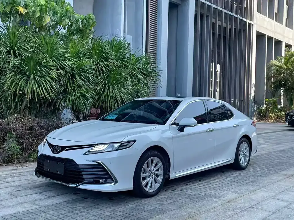 Toyota Camry — фото 1