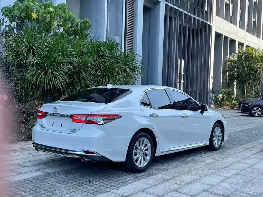 Toyota Camry — фото 8