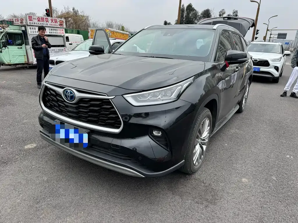Toyota Highlander — фото 1