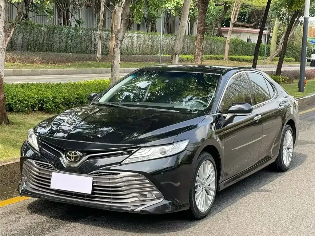 Toyota Camry — фото 1
