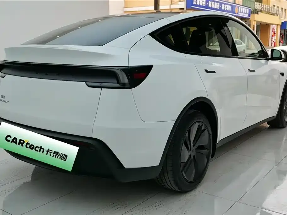 Tesla Model Y — фото 9