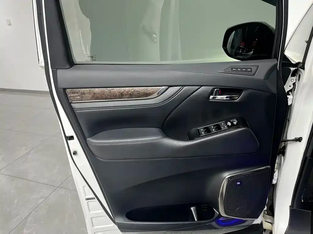Toyota Vellfire — фото 6