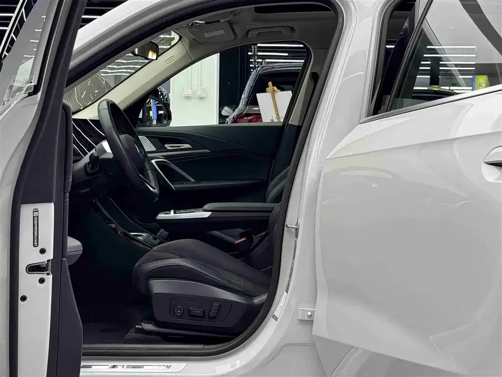 BMW iX1 2025 из CN, фото 8