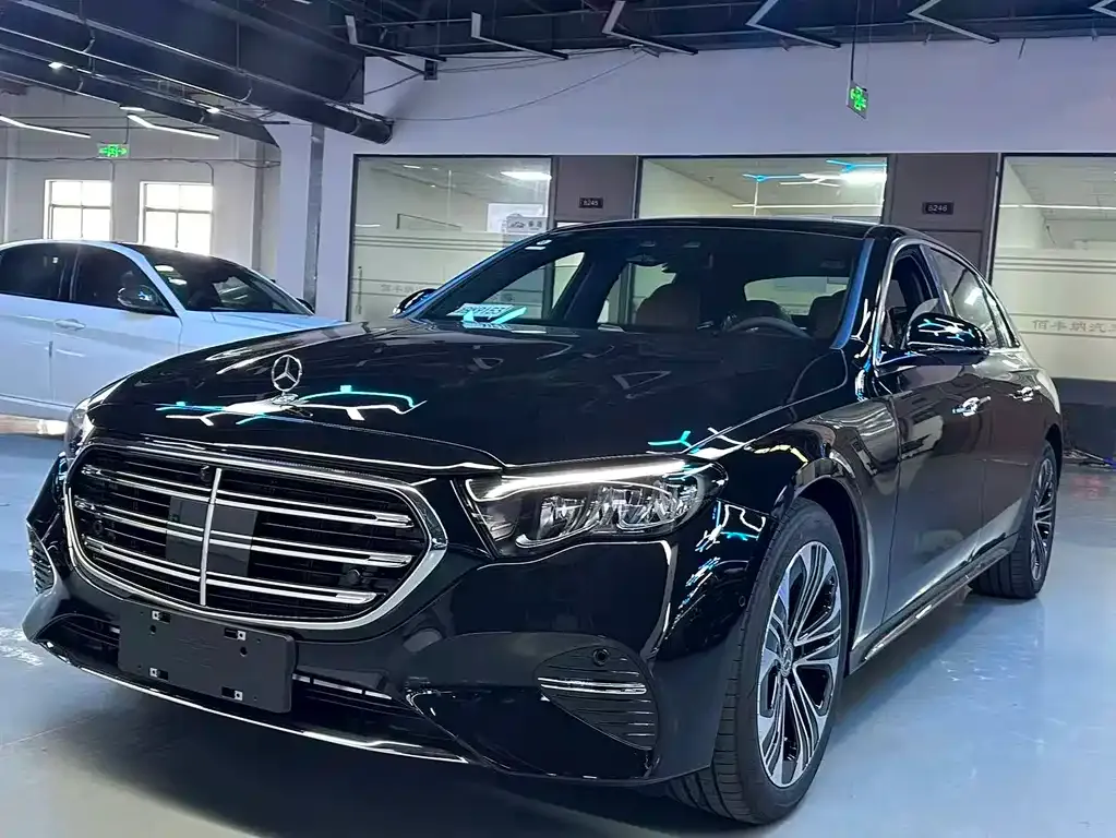 Mercedes-Benz E-Class — фото 1