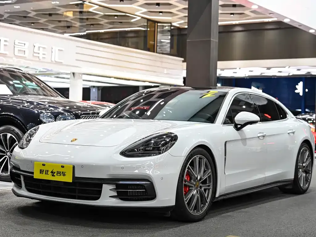 Porsche Panamera — фото 1