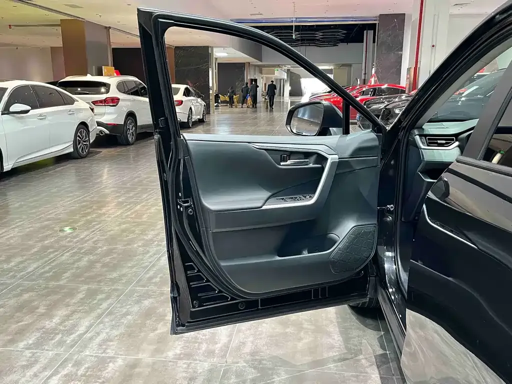 Toyota RAV4 2023 из CN, фото 10
