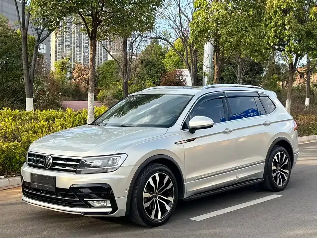 Volkswagen Tiguan L — фото 1