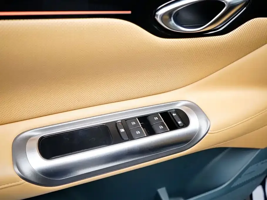 GAC Motor E8 Hybrid — фото 4