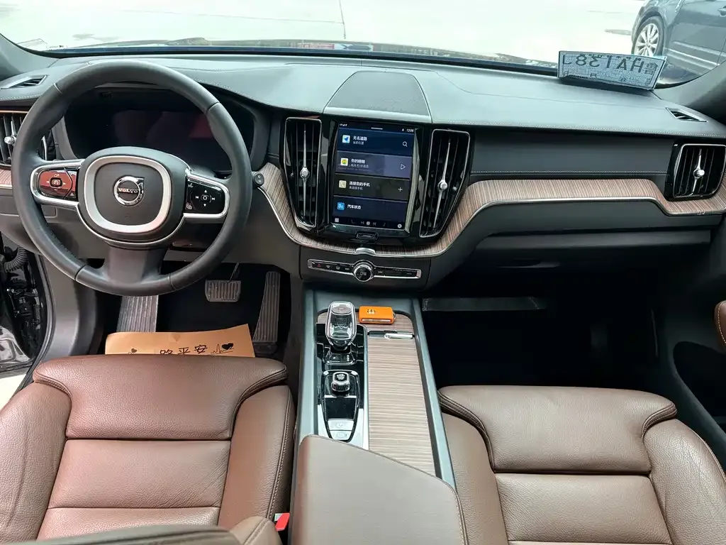Volvo XC60 — фото 3