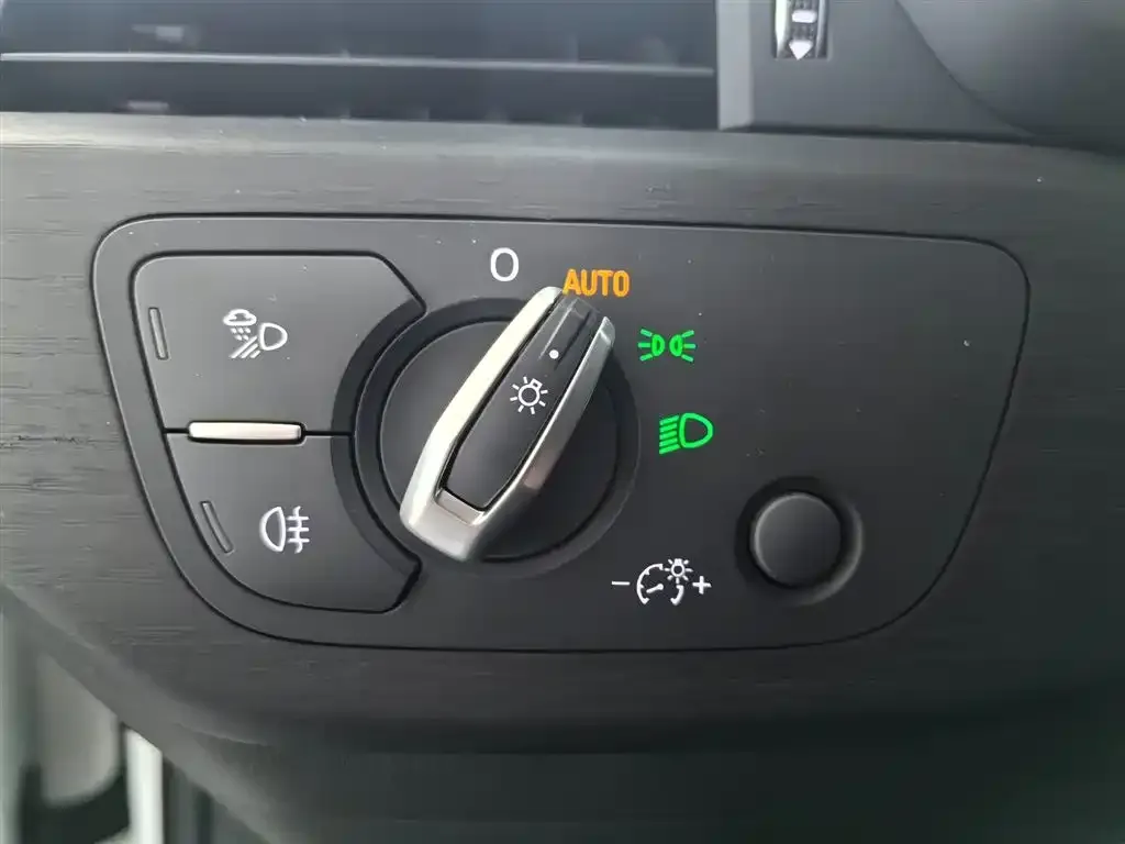 Audi A4L 2024 из CN, фото 2