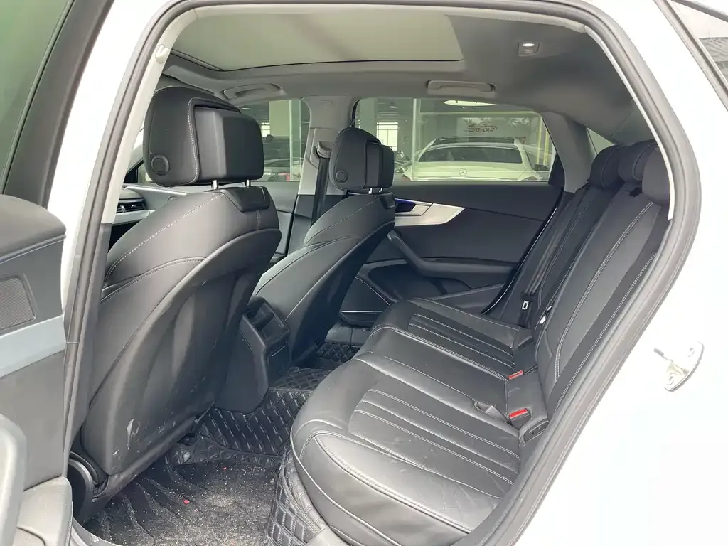 Audi A4L 2021 из CN, фото 2