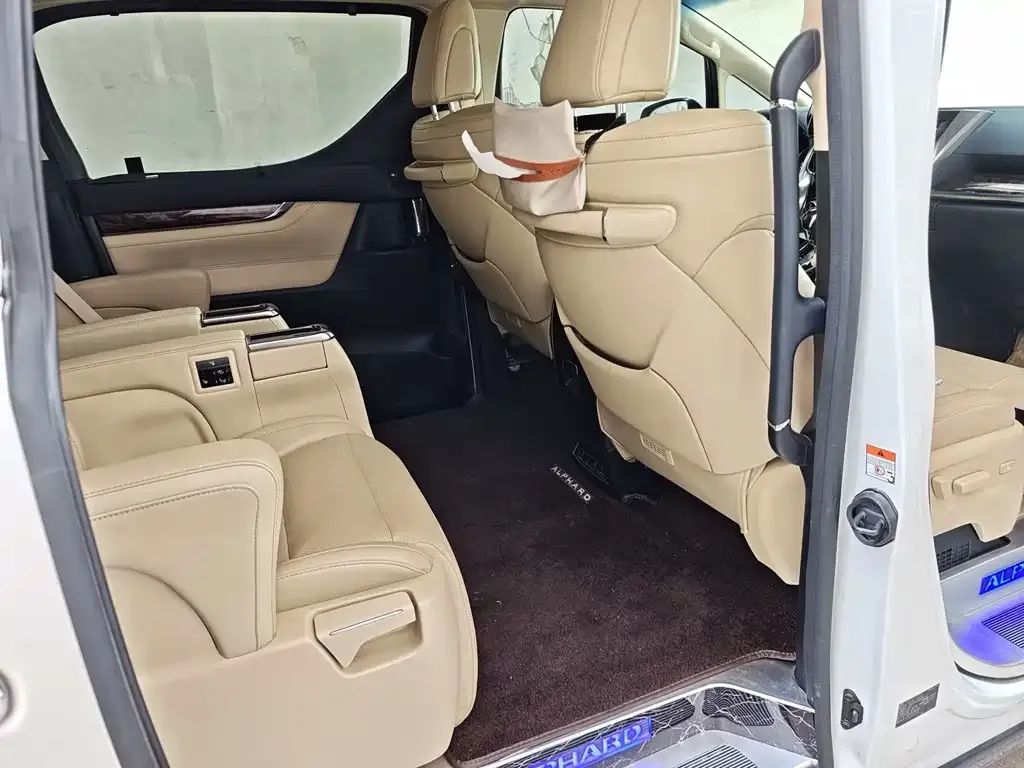 Toyota Alphard 2023 из CN, фото 7