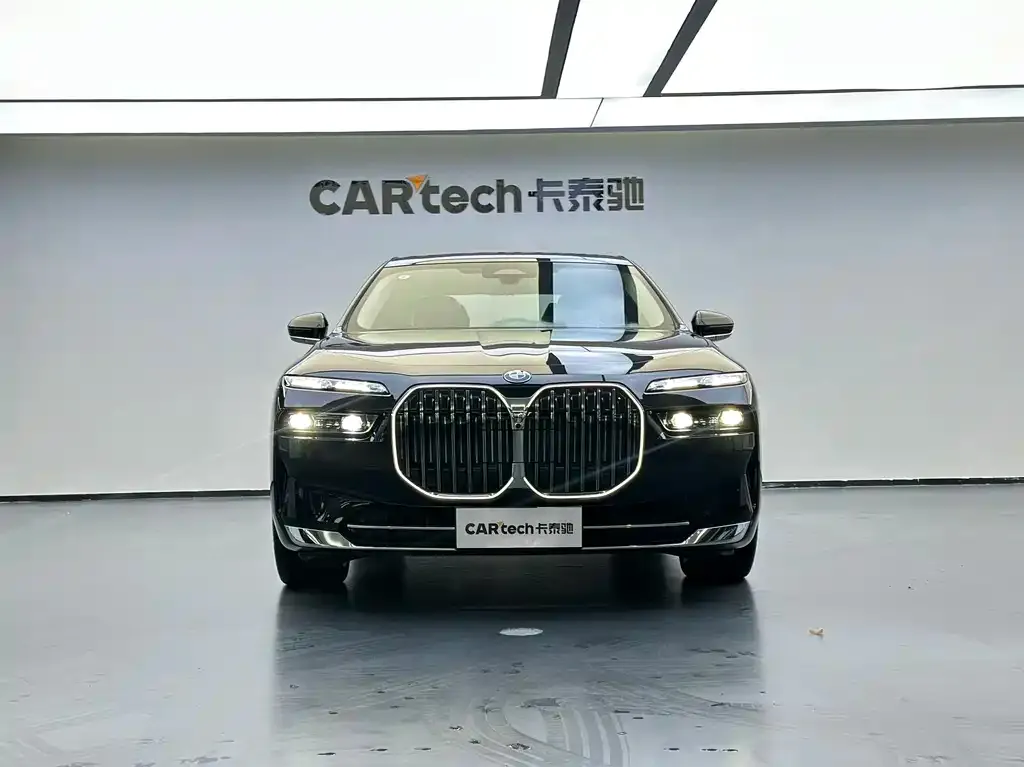 BMW 7 Series — фото 10