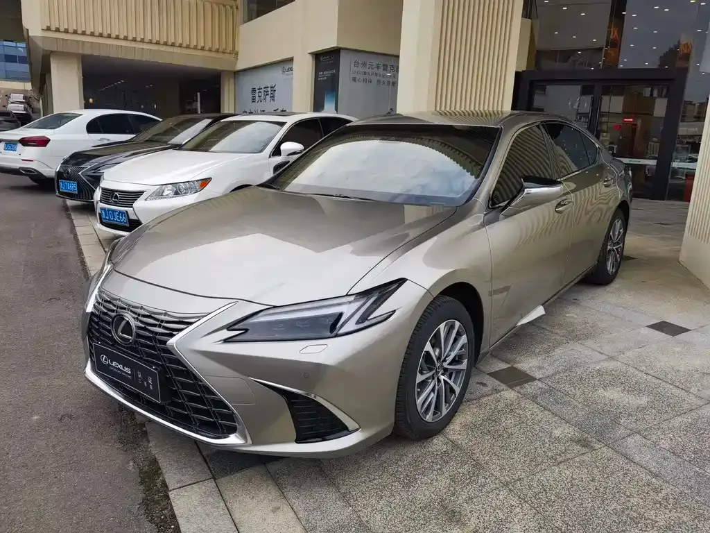 Lexus ES — фото 1