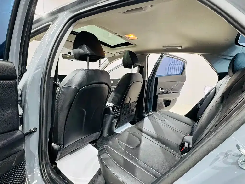 Hyundai Elantra 2023 из CN, фото 4