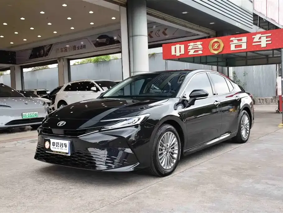 Toyota Camry — фото 1