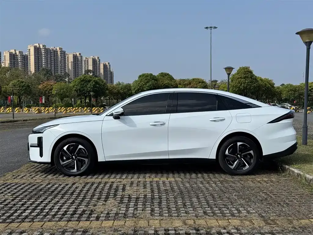 Geely Galaxy L6 — фото 10