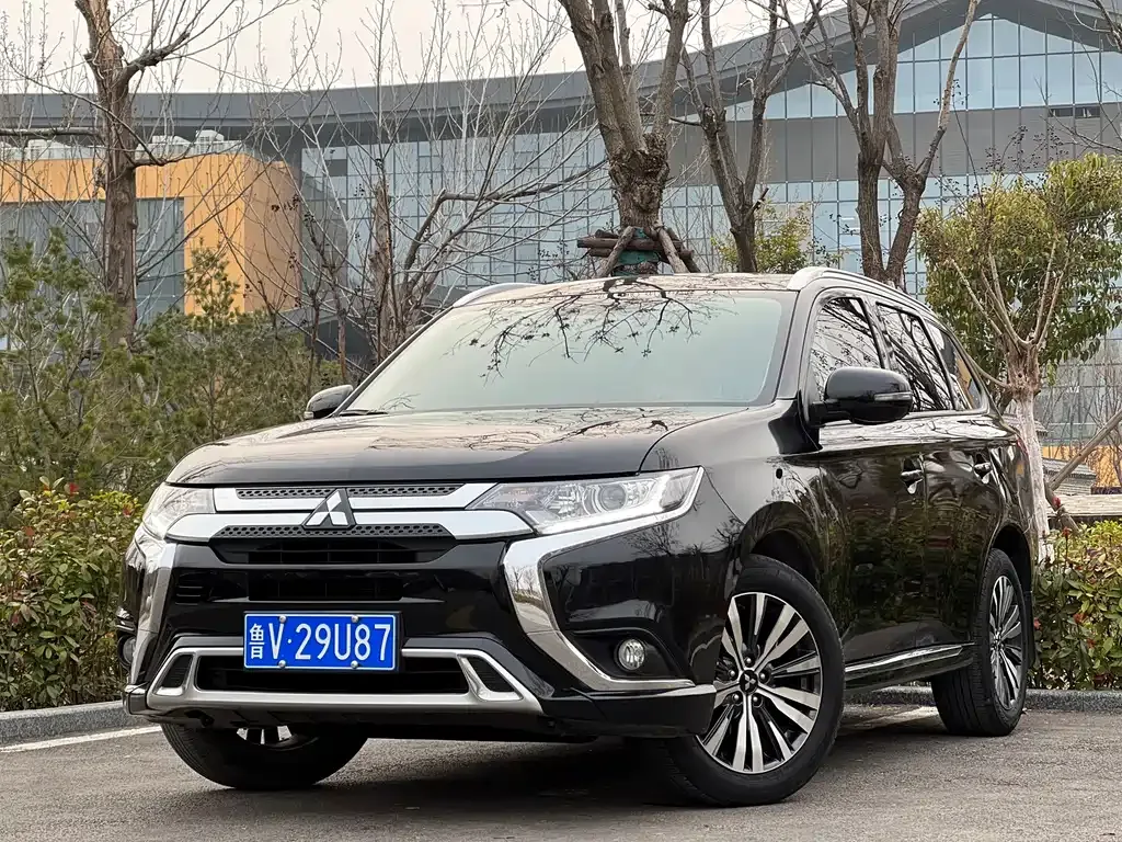 Mitsubishi Outlander — фото 1