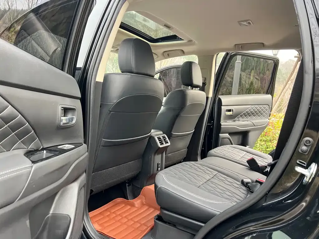 Mitsubishi Outlander — фото 2