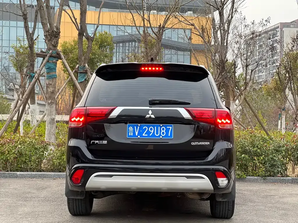 Mitsubishi Outlander — фото 9