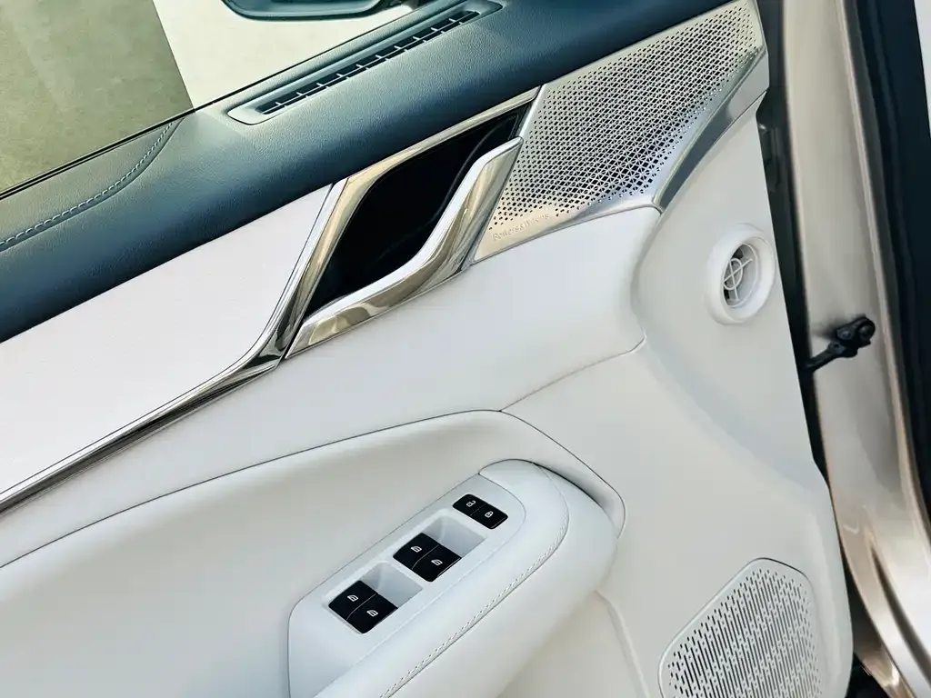 Volvo EM90 2025 из CN, фото 9