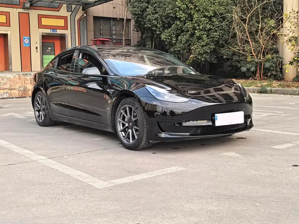 Tesla Model 3 — фото 10