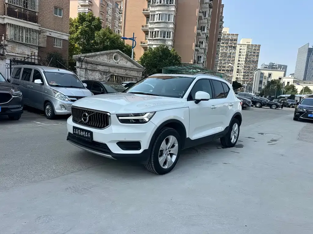 Volvo XC40 — фото 1
