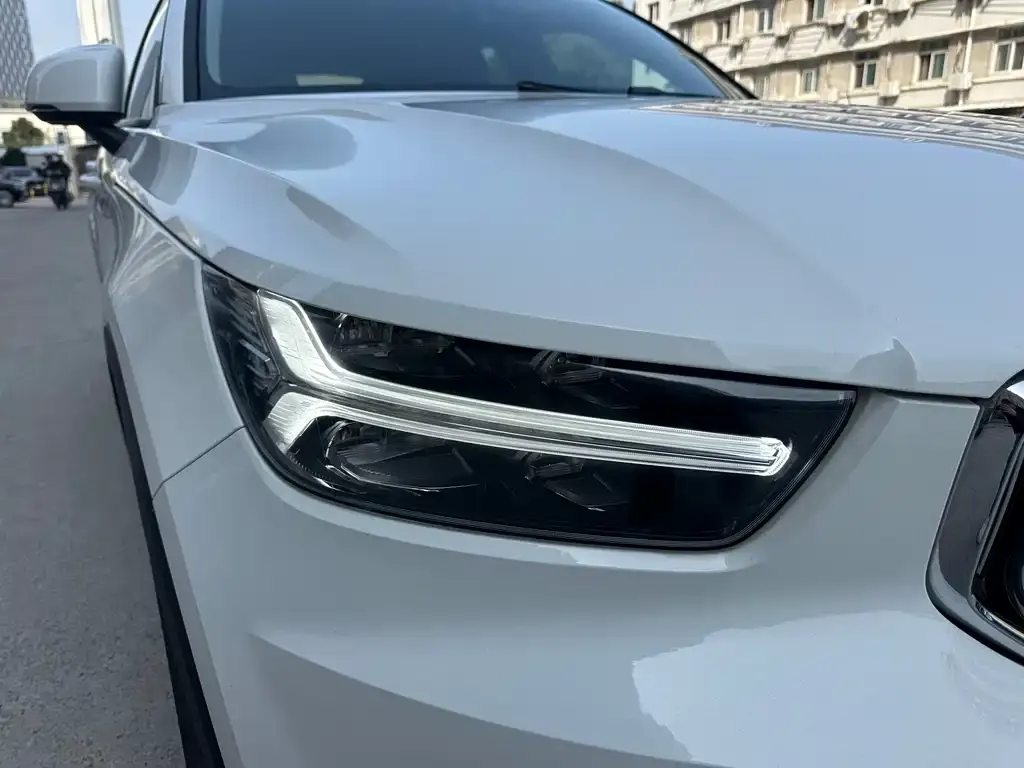 Volvo XC40 — фото 3