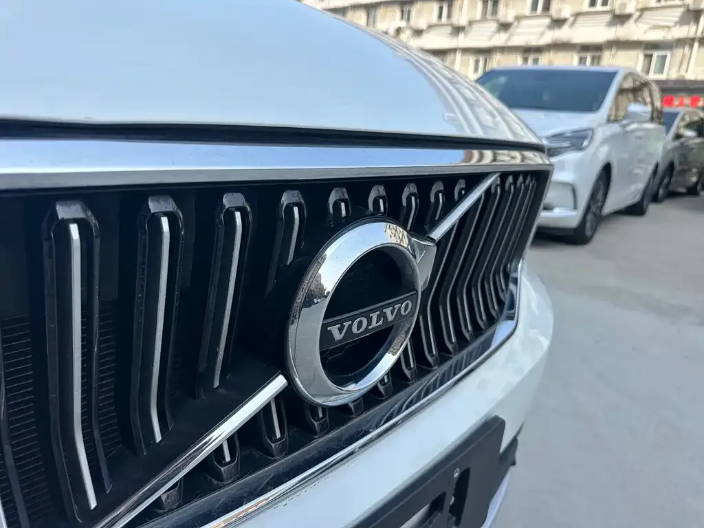 Volvo XC40 — фото 2