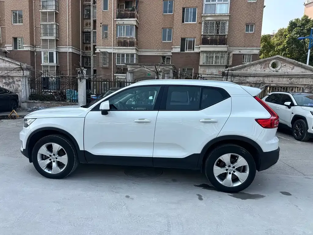 Volvo XC40 — фото 4
