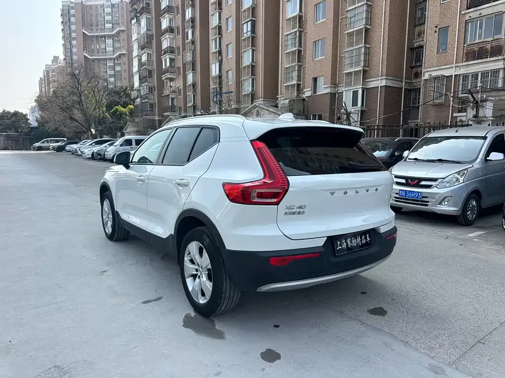 Volvo XC40 — фото 10