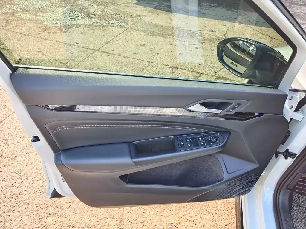 Volkswagen Golf 2023 из CN, фото 4