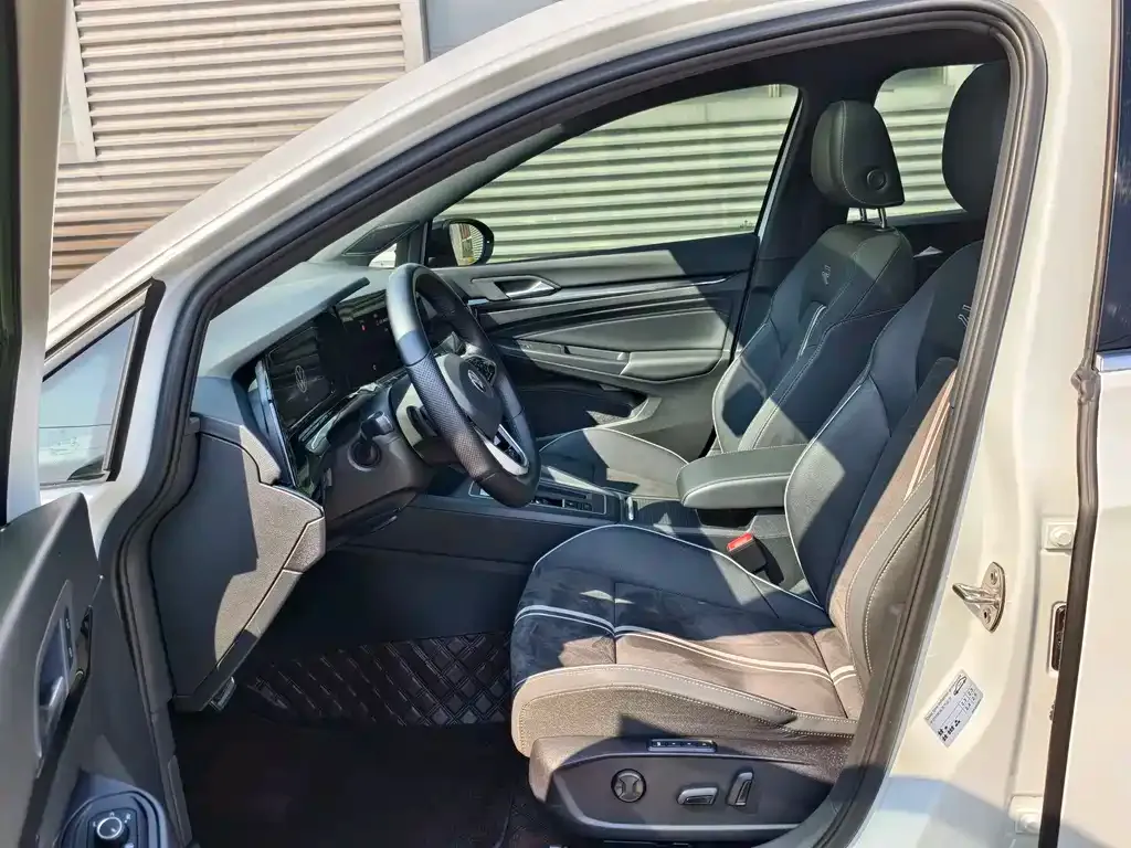 Volkswagen Golf 2023 из CN, фото 3