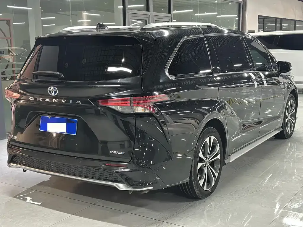 Toyota Granvia — фото 3