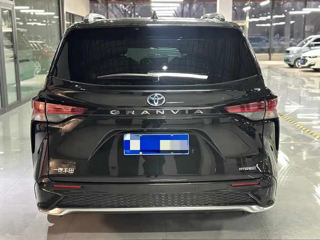 Toyota Granvia — фото 7