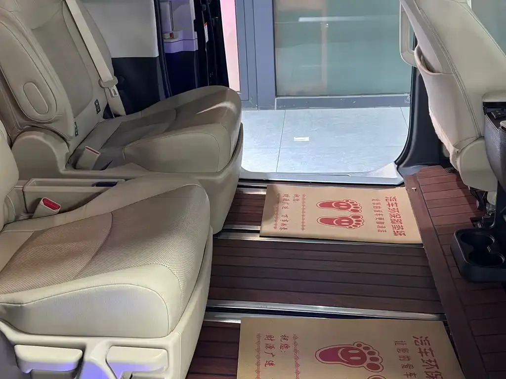 Toyota Granvia — фото 8